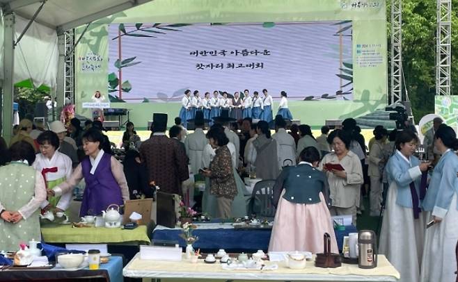제28회 하동야생차문화축제가 오는 5월 2~5일 경상남도 하동군 화개면 하동야생차치유관ㆍ박물관에서 열리는 가운데, 전국 차인들이 한자리에 모여 전통 차문화를 뽐내는 ‘대한민국 아름다운 찻자리 최고대회’에 관심이 쏠린다. ‘차의 시배지’ 하동에서 열리는 이 찻자리 대회는 그 자부심을 상징하듯 ‘최고대회’라는 이름을 붙였고, 그 명칭을 갖고 진행되는 최고대회는 국내에서는 유일하다.   사진=하동군