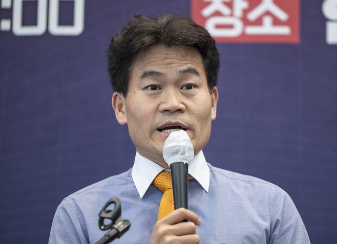 한국사 강사 전한길 씨가 16일 서울 중구 프레스센터 국제회의장에서 열린 ‘국민이 국민을 지킨다! 국민수사대 출범식’에 참석해 축사하고 있다. [연합]