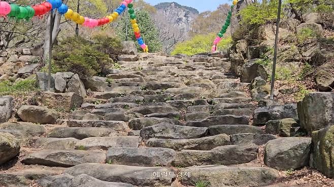 은하사로 가는 돌계단 길