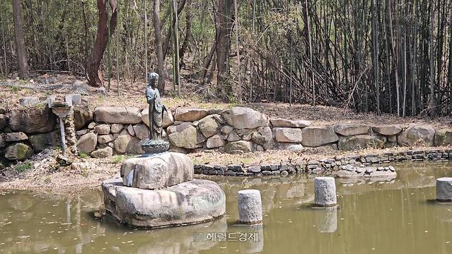 은하사 연못 가운데 위치한 관세음보살상