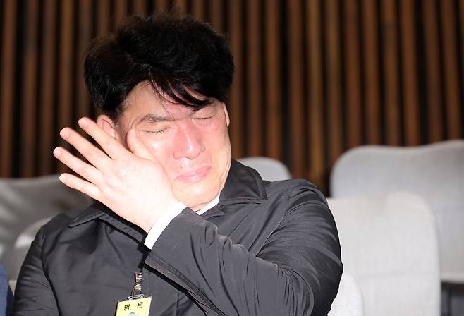 우원식 국회의장이 17일 국회 본회의에서 12·29 여객기 참사 피해구제 및 지원 등을 위한 특별법이 통과되자 박한신 유가족 협의회 대표가 눈물을 훔치고 있다. [연합]
