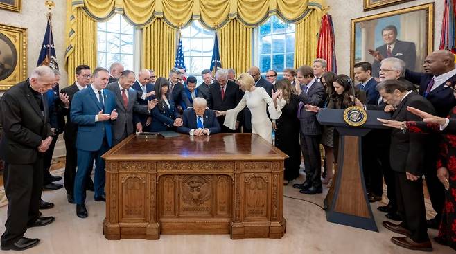 백악관 직속 종교자유위원회 수장인 폴라 화이트(가운데 흰색 원피스) 목사가 도널드 트럼프 미국 대통령(가운데)와 함께 기도하고 있다. [백악관 공식 사진]