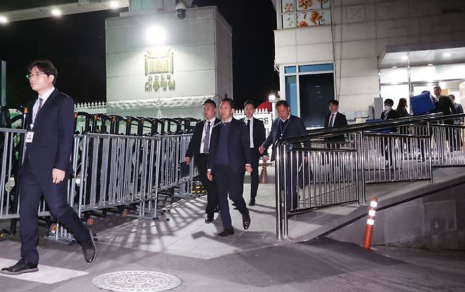파면된 윤석열 전 대통령이 떠난 용산 대통령실과 한남동 공관촌을 겨냥해 경찰이 압수수색에 나섰지만 경호처와 10시간쯤 협의만 벌이고 빈손으로 복귀했다. 하지만 이번 압수수색에선 경찰이 전과 달리 보이지 않는 소득을 얻은 것으로 파악돼, 단순히 실패로 치부할 수만은 없다는 평가가 나온다. 사진은 지난 16일 대통령실 압수수색을 시도한 경찰 비상계엄 특별수사단이 서울 용산 대통령실 청사 민원실 출입구로 나오고 있는 모습. [연합]