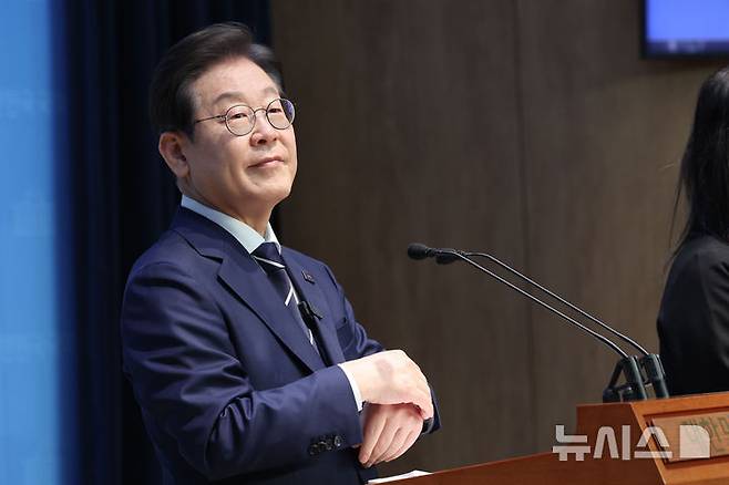 [서울=뉴시스] 대선 유력 주자인 이재명 더불어민주당 전 대표가 16일(현지 시간) 미국 시사주간지 타임이 선정하는 올해의 세계에서 가장 영향력 있는 100인에 포함됐다. 사진은 지난 11일 오전 서울 여의도 국회 소통관에서 대선 예비후보 비전 및 캠프 인신 발표 기자회견을 하는 모습. 2025.04.16.