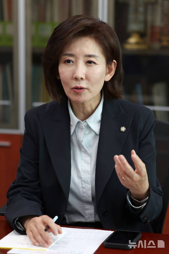 [서울=뉴시스] 조성우 기자 = 나경원 제21대 대통령 선거 국민의힘 경선 후보가 16일 서울 여의도 국회 의원회관에서 뉴시스와 인터뷰를 하고 있다. 2025.04.17. xconfind@newsis.com