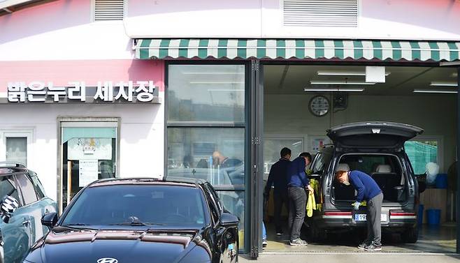 [청주=뉴시스] 서주영 기자 = 지난 16일 밝은누리 세차장에서 직원들이 작업을 하고 있다. 2025.04.17. juyeong@newsis.com *재판매 및 DB 금지