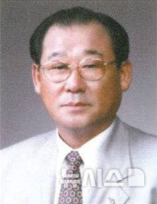 [서울=뉴시스]고(故) 구자두 LB그룹 회장(사진=한국정보통신진흥협회 홈페이지) photo@newsis.com