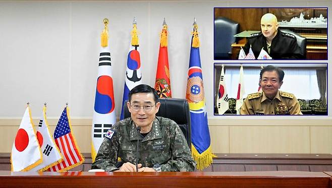 [서울=뉴시스] 양용모 해군참모총장이 17일 오전 해군잠수함사령부 회의실에서 제임스 킬비(James W. Kilby, 대장) 미국 해군참모총장 대행, 사이토 아키라(Saito Akira, 대장) 일본 해상자위대 해상막료장과 화상으로 회의를 하고 있다. (사진=해군 제공) 2025.04.17. photo@newsis.com *재판매 및 DB 금지