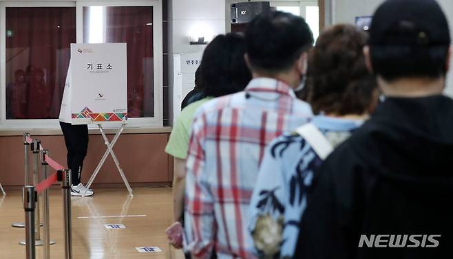 [서울=뉴시스] 추상철 기자 = 제8회 전국동시지방선거일인 2022년 6월 1일 오후 서울 서초구 방배1동 주민센터에 마련된 투표소에서 유권자들이 소중한 한표를 행사하기 위해 줄지어 서 있다. 2022.06.01. scchoo@newsis.com