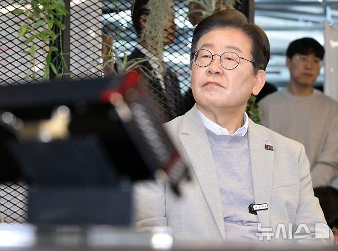 [서울=뉴시스] 국회사진기자단 = 제21대 대통령 선거 출마를 선언한 이재명 더불어민주당 전 대표가 지난 14일 서울 강남구 퓨리오사AI에서 백준호 퓨리오사AI 대표의 기술 소개를 듣고 있다. 2025.04.14. photo@newsis.com