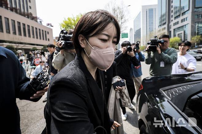 [서울=뉴시스] 정병혁 기자 = 음주운전 및 불법 숙박업 혐의로 재판에 넘겨진 문재인 전 대통령의 딸 문다혜 씨가 17일 서울 마포구 서울서부지방법원에서 열린 1심 선고기일을 마친 뒤 법원을 나와 차량에 탑승하고 있다. 이날 서울서부지법 형사5단독 김형석 부장판사는 도로교통법상 음주운전·공중위생관리법 위반 혐의로 기소된 문다혜씨에게 벌금 1500만원을 선고했다.2025.04.17. jhope@newsis.com