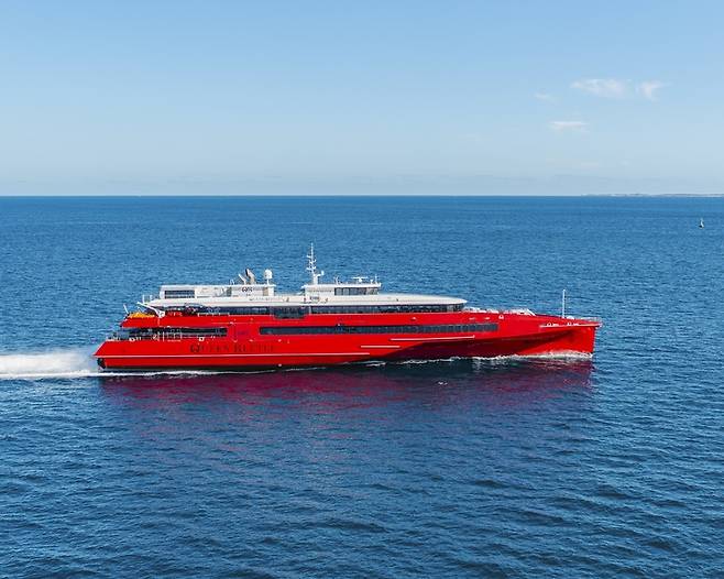 [부산=뉴시스] 바다에서 운항 중인 퀸비틀호 (사진=부산항만공사 제공) *재판매 및 DB 금지