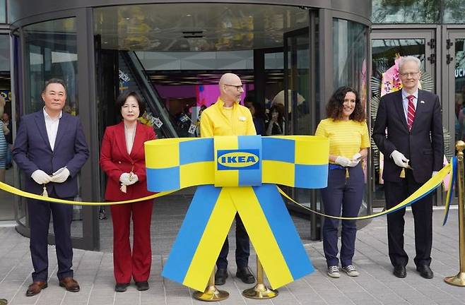 [서울=뉴시스] 이케아 강동점 개장 기념식. 2025.04.17 (사진 제공=강동구청) photo@newsis.com *재판매 및 DB 금지