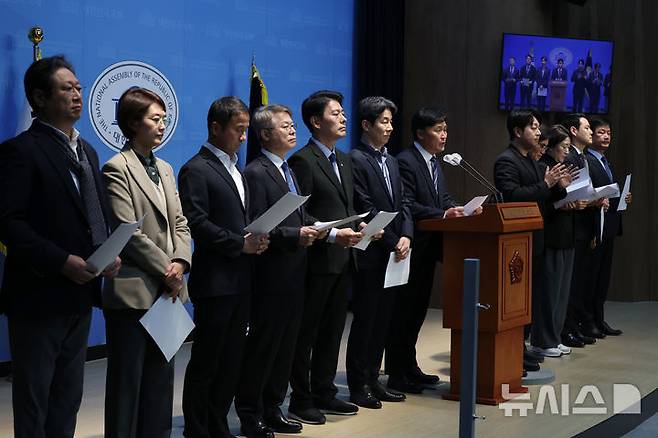 [서울=뉴시스] 고승민 기자 = 더불어민주당 전정권탄압대책위원회 김영진 위원장을 비롯한 의원들이 지난해 11월 21일 서울 여의도 국회 소통관에서 김정숙 여사 소환 통보 관련 기자회견을 하고 있다. 2024.11.21. kkssmm99@newsis.com