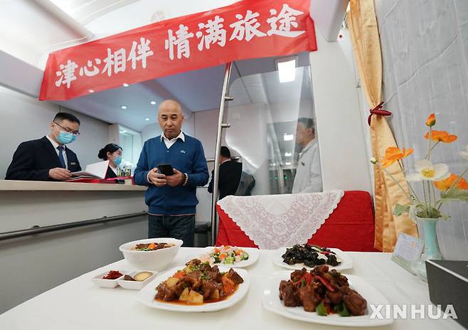 [베이징=신화/뉴시스] 트럼프 행정부의 관세 충격을 상쇄하기 위해 소비 진작을 최우선 과제로 정한 중국이 경제적, 시간적 여유가 있는 고령자의 소비를 끌어내는데 총력을 기울이고 있다. 사진은 지난 3월15일 중국 실버관광열차내 식당에 마련된 음식. 2025.04.17