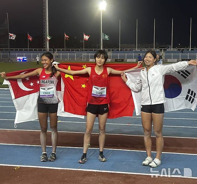 [서울=뉴시스]서예지(오른쪽), U18 아시아육상선수권 여자 멀리뛰기 3위. (사진=대한육상연맹 제공)