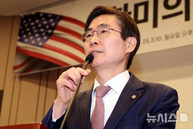 [서울=뉴시스] 조성봉 기자= 조경태 한미의원연맹 공동회장이 지난달 10일 오후 서울 여의도 국회 박물관에서 열린 한미의원연맹 창립총회에서 인사말을 하고 있다. 2025.03.10. suncho21@newsis.com