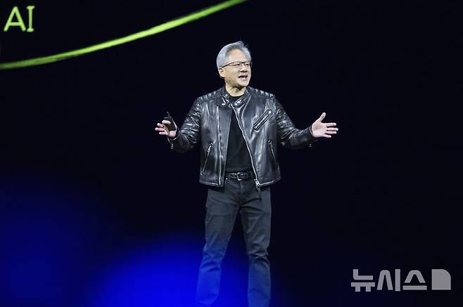 [새너제이=AP/뉴시스] 젠슨 황 엔비디아 최고경영자(CEO)가 17일 중국국제무역촉진위원회의 초청으로 베이징을 방문했다. 사진은 지난달 18일(현지 시간) 미 캘리포니아주 새너제이 SAP 센터에서 열린 연례 개발자 회의 GTC 2025에서 기조연설하는 젠슨 황. 2025.04.17