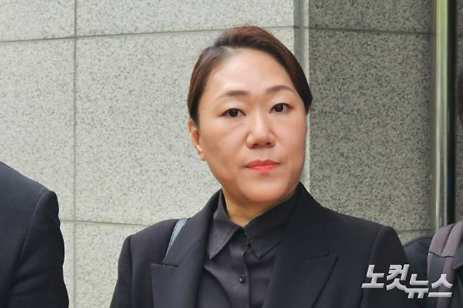 17일 창원지법에 출석한 강혜경 씨. 이형탁 기자