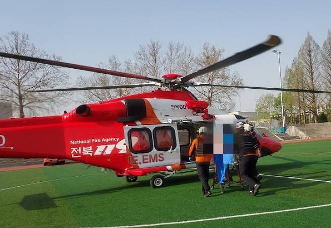 17일 전주페이퍼 공장 재 분출 사고로 화상을 입은 근로자가 헬기 이송 중인 모습. 전북소방본부 제공