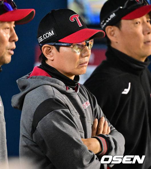 [OSEN=잠실, 민경훈 기자] 16일 서울 잠실야구장에서 2025 신한 SOL Bank KBO리그 LG 트윈스와 삼성 라이온즈의 경기가 열렸다.이 경기에서 LG는 12-2 대승을 거뒀다. 삼성은 4연패에 빠졌다. 이로써 LG는 16승3패, 승률 .842의 고공행진을 이어갔다. 박동원이 투런 홈런, 스리런 홈런을 터뜨리며 5타수 3안타 5타점으로 활약했다. LG 선발투수 임찬규는 6이닝 7피안타 1볼넷 4탈삼진 2실점으로 시즌 4승째를 거뒀다. 다승 단독 1위다. 경기 중 덕아웃에서 LG 염경엽 감독이 심각한 표정으로 경기를 주시하고 있다. 2025.04.16 / rumi@osen.co.kr