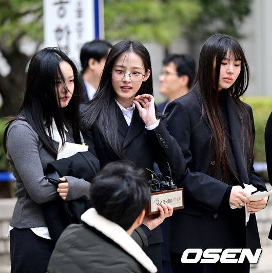[OSEN=최규한 기자] 7일 서울 서초동 서울중앙지방법원에서 어도어가 뉴진스(NJZ) 멤버 5명을 상대로 낸 '기획사 지위보전과 광고 계약 체결 금지 가처분' 사건의 첫 심문기일이 진행됐다.이날 뉴진스(NJZ) 멤버 민지, 하니, 다니엘, 해린, 혜인 모두 직접 법원에 출석했다.&nbsp;뉴진스(NJZ) 하니, 민지, 혜인(왼쪽부터)가 법원을 나서며 취재진에게 입장을 전하고 있다. 2025.03.07 / dreamer@osen.co.kr