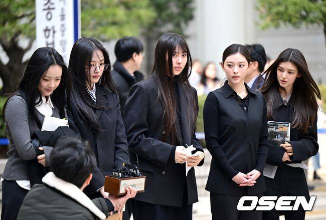 [OSEN=최규한 기자] 7일 서울 서초동 서울중앙지방법원에서 어도어가 뉴진스(NJZ) 멤버 5명을 상대로 낸 '기획사 지위보전과 광고 계약 체결 금지 가처분' 사건의 첫 심문기일이 진행됐다.이날 뉴진스(NJZ) 멤버 민지, 하니, 다니엘, 해린, 혜인 모두 직접 법원에 출석했다.&nbsp;뉴진스(NJZ) 하니, 민지, 혜인(왼쪽부터)가 법원을 나서며 취재진에게 입장을 전하고 있다. 2025.03.07 / dreamer@osen.co.kr