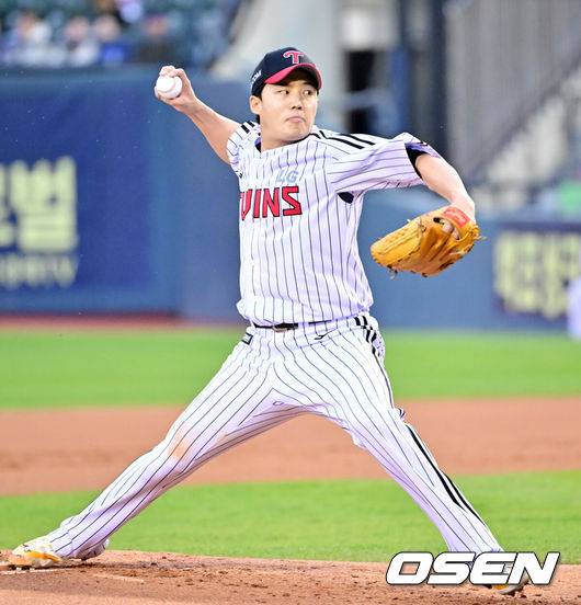 [OSEN=잠실, 민경훈 기자] 16일 서울 잠실야구장에서 2025 신한 SOL Bank KBO리그 LG 트윈스와 삼성 라이온즈의 경기가 열린다.이날 LG는 임찬규, 삼성은 최원태를 선발로 예고했다.LG 선발 임찬규가 마운드 위에서 힘차게 공을 뿌리고 있다. 2025.04.16 / rumi@osen.co.kr