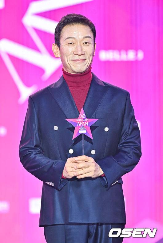 [OSEN=박준형 기자] 30일 오후 서울 중구 동대문디자인플라자(DDP)에서 글로벌 K드라마 축제 ‘2023 서울콘 APAN 스타 어워즈’ 시상식이 진행됐다.올해 9회째를 맞이하는 ‘2023 APAN 스타 어워즈’는 대한민국을 대표하는 드라마 시상식이다.&nbsp;배우 정석용이 포즈를 취하고 있다. 2023.12.30 / soul1014@osen.co.kr