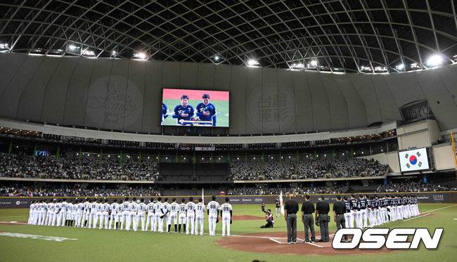 [OSEN=타이베이(대만), 이대선 기자] 프리미어12 한국과 일본 경기에 앞서 양팀 선수들이 국민의례를 하고 있다. 2024.11.15 /sunday@osen.co.kr