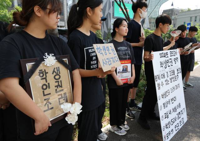 ▲성미산학교 학생들이 14일 서울시의회 앞에서 학생인권조례 폐지 반대 기자회견을 하고 있다. ⓒ연합뉴스