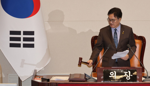 ▲우원식 국회의장이 17일 국회 본회의에서 재의 요구 법안에 대한 재표결 결과를 발표하고 있다. ⓒ연합뉴스