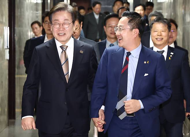 더불어민주당 이재명 전 대표가 16일 오후 서울 여의도 국회에서 열린 비공개 의원총회에 참석하며 박성준 원내수석부대표와 손을 잡고 참석하고 있다. 뉴스1