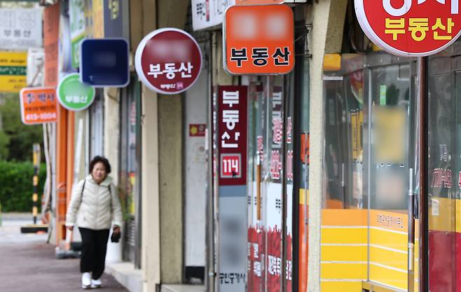 서울 시내의 한 부동산 밀집 상가. 최근 서울 아파트값이 11주 연속 상승하며 일부 지역 중개업소에도 매수 문의가 다시 이어지고 있다. 뉴스1
