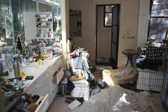 샌타페이 카운티 보안 당국이 할리우드 유명 배우 진 해크먼과 부인인 벳시 아라카와가 살던 자택의 내부 영상을 공개했다. 샌타페이 카운티 보안관부 제공