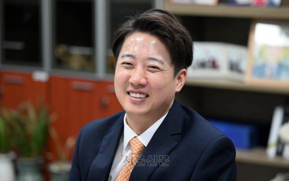 서울신문과 인터뷰 도중 활짝 웃는 이준석 개혁신당 후보. 2025.4.17 홍윤기 기자