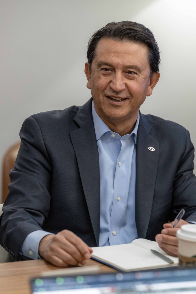 호세 무뇨스(사진) 현대차 최고경영자(CEO) 사장이 16일(현지시간) 2025 뉴욕 국제 오토쇼 행사장인 미국 뉴욕 제이콥 재비츠 컨벤션 센터에서 국내 기자들과 만나 질의응답을 하고 있다. 사진 제공=현대차