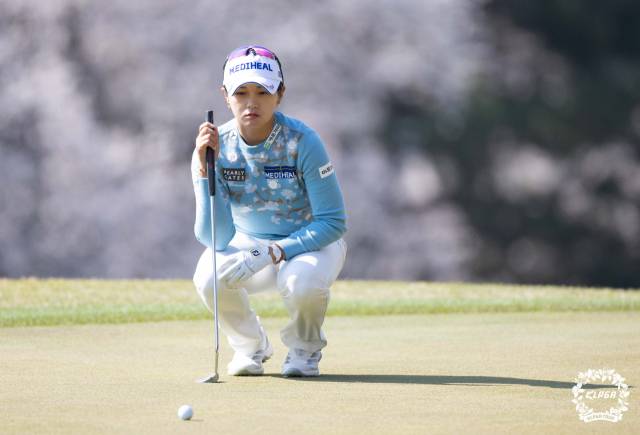 그린을 읽고 있는 박현경. 사진 제공=KLPGA