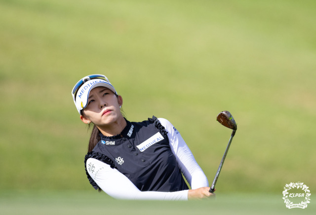 어프로치 샷을 하고 있는 배소현. 사진 제공=KLPGA
