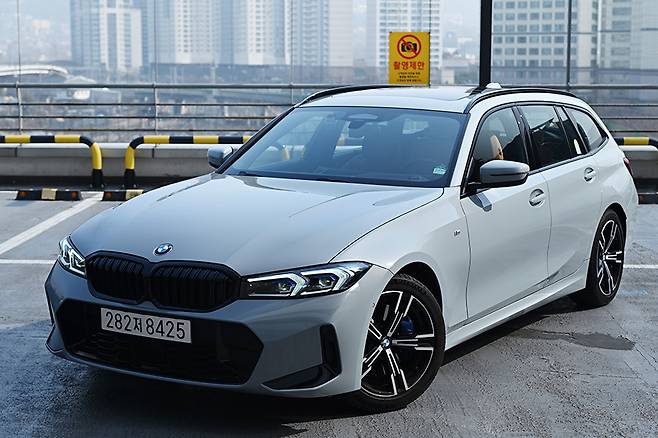 BMW 320i 투어링. 사진 김학수 기자