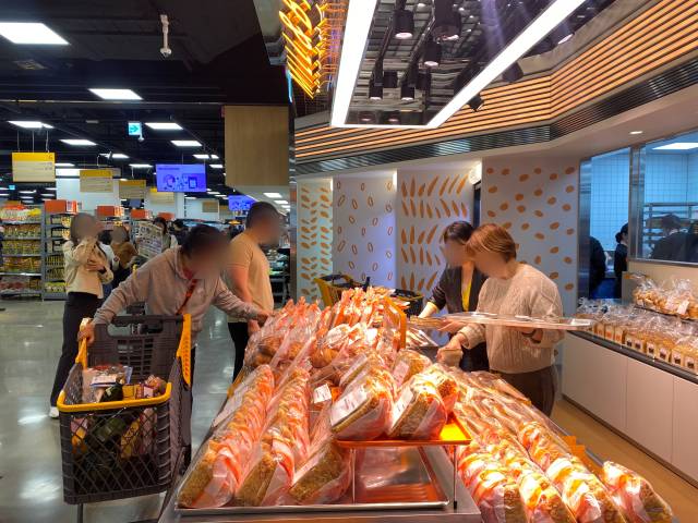 이마트가 17일 서울 강동구 고덕비즈밸리에 한층 진화한 미래형 리테일 매장 '이마트 푸드마켓 고덕점'을 그랜드 오픈했다. 사진은 고객들이 '밀&베이커리' 코너에서 상품을 구매하고 있는 모습. 김남명 기자