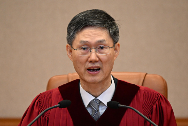 문형배 헌법재판소장 권한대행이 4일 오전 서울 종로구 헌법재판소 대심판정에서 윤석열 대통령 탄핵심판 인용 결정문을 낭독하고 있다. 이날 헌법재판소는 재판관 전원 일치 의견으로 윤 대통령 파면을 결정했다. 뉴스1