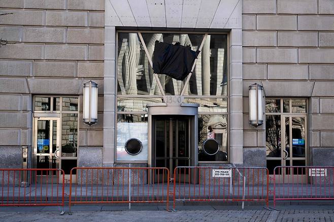 4월9일 미국 워싱턴 DC의 국제개발처(USAID) 사무실이 폐쇄된 가운데 건물 현관의 로고가 검은 비닐에 덮여 있다.ⓒAFP PHOTO