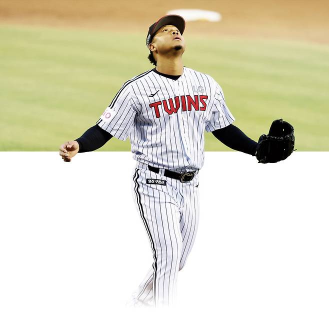 LG 외인투수 에르난데스가 지난 15일 잠실 삼성전에 선발 등판해 5회를 무실점으로 마친 뒤 하늘을 바라보고 있다. LG트윈스 제공