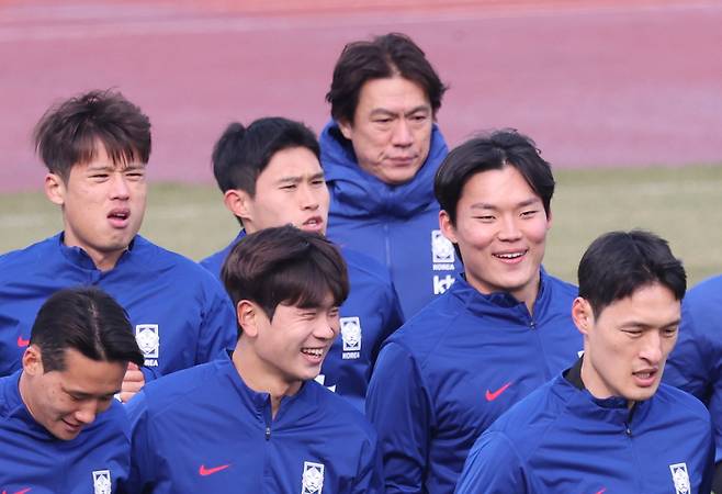 한국 남자축구 대표팀 홍명보 감독과 선수들이 지난달 17일 고양종합경기장에서 3월 A매치 대비 첫 훈련을 하고 있다. 연합뉴스