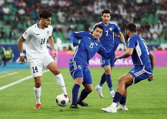 이라크 대표팀의 피터 그와르기스가 지난달 21일 이라크 바스라 국립경기장에서 열린 쿠웨이트와의 2026 북중미 월드컵 아시아 지역 3차 예선 홈 경기에서 드리블하고 있다. 바스라|로이터연합뉴스