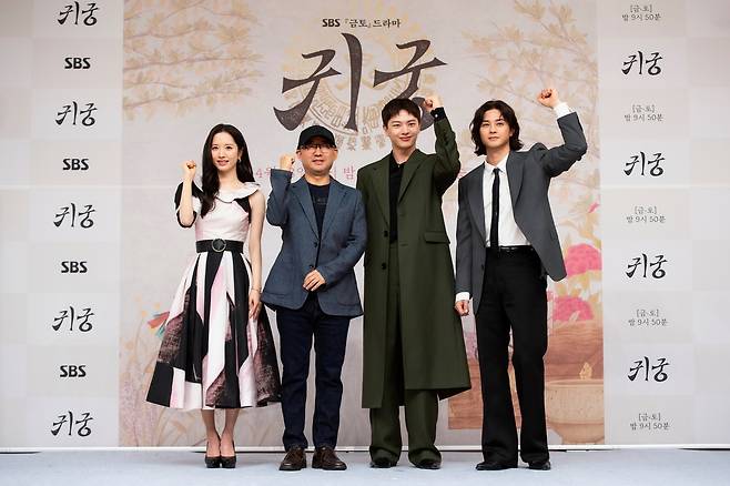 (왼쪽부터) 김지연, 윤성식 감독, 육성재, 김지훈. SBS 제공.