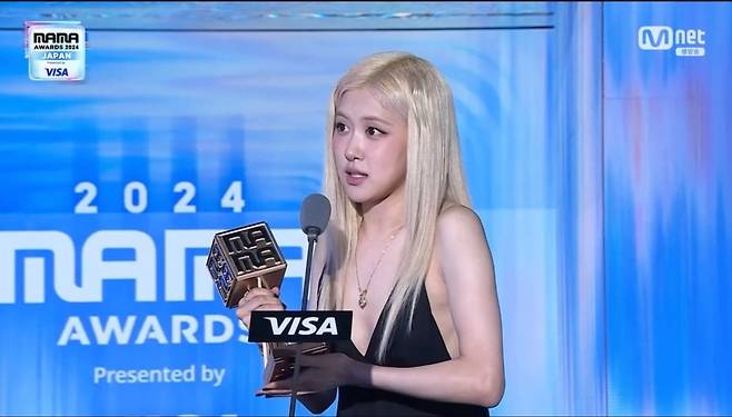 블랙핑크의 로제. ‘2024 마마 어워즈’ 방송 중계 영상 캡처