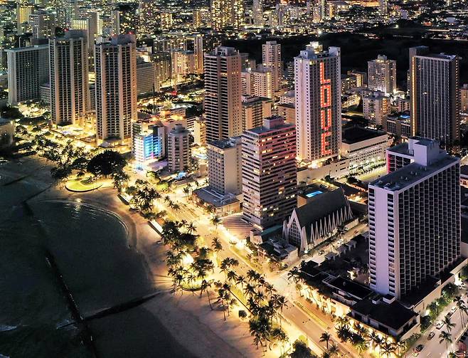 매일 밤 리조트 외벽에 하와이 자연과 문화를 주제의 ‘미디어파사드 쇼’가 펼쳐지는 알로힐라니 리조트 전경. 사진제공|팜투어