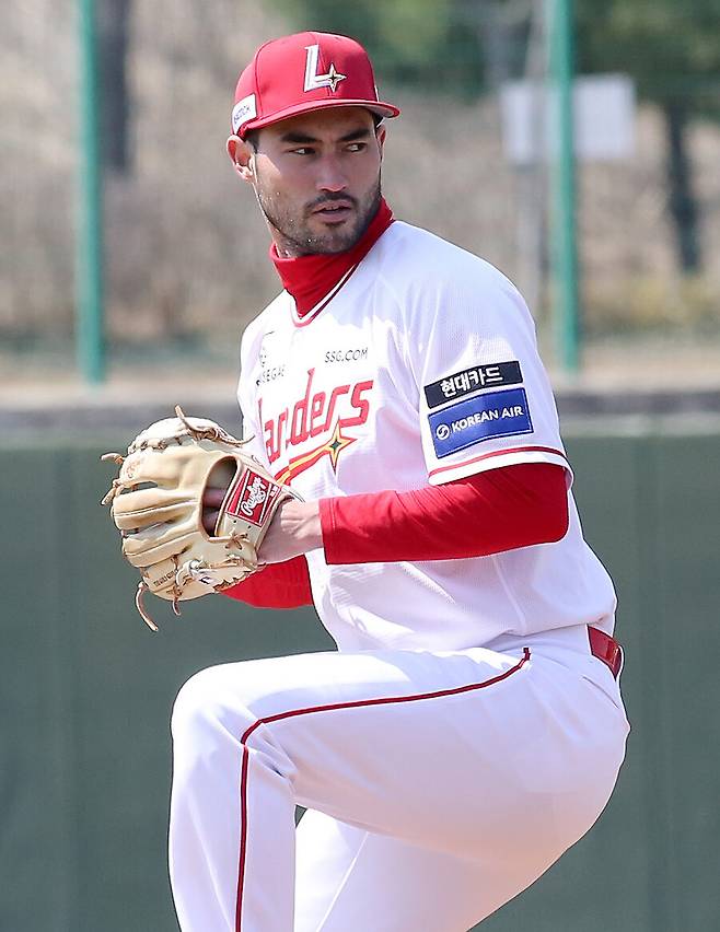 ▲ 17일 인천 한화전에서 드디어 KBO리그 데뷔전을 갖는 SSG 미치 화이트 ⓒSSG랜더스